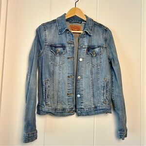 Levi's Classic Blue Denim Jacket w stretch size M